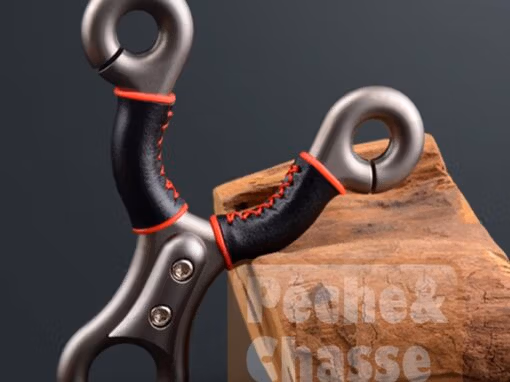 Lance pierre « Acier Noble » / Fronde Traditionnelle en Acier Inoxydable avec Cuir Surpiqué (Slingshot) Lance pierre « Acier Noble » / Fronde Traditionnelle en Acier Inoxydable avec Cuir Surpiqué (Slingshot)