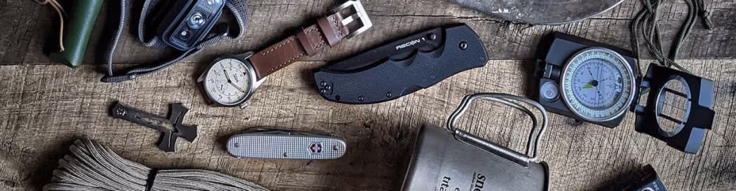 Équipements de survie dispersés sur une table en bois.