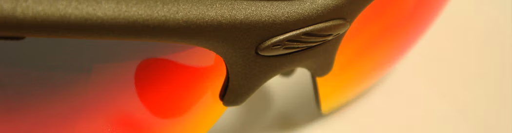 Lunettes de soleil avec verre miroir rouge.